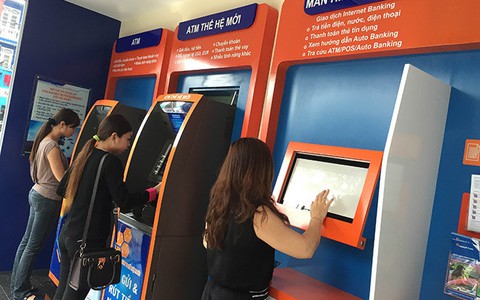 NH thu lãi suất sử dụng thẻ tín dụng lên đến 31,2%/năm