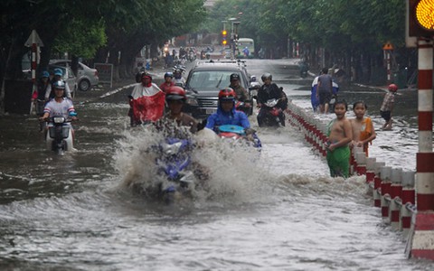Cử tri lo chuyện lấn sông, dự án “treo” và ngập nước