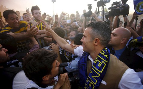 Hơn 10.000 người hâm mộ Fenerbahce chào đón Van Persie