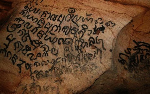 Nghiên cứu văn bia 1.000 năm tuổi trong động Phong Nha
