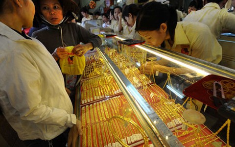 Giá vàng lao dốc, có nên mua?