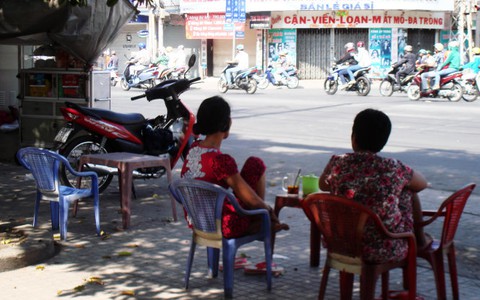 Áo thun 2 euro và ly cà phê của bố...