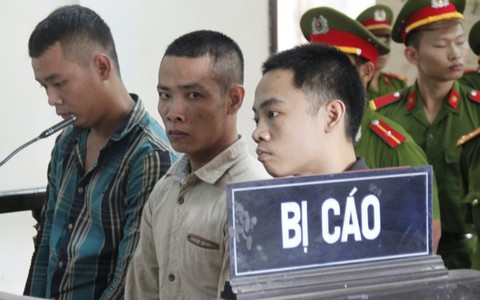 Cho rằng tòa bỏ lọt tội phạm, gia đình bị hại phản ứng