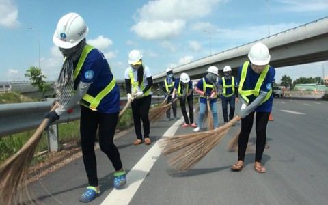 Gần 200 sinh viên, nhân viên nhặt rác trên đường cao tốc