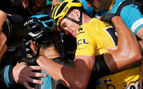 Chris Froome chạm vào Áo vàng chung cuộc