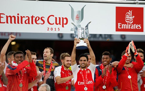 Walcott giúp Arsenal đoạt Emirates Cup