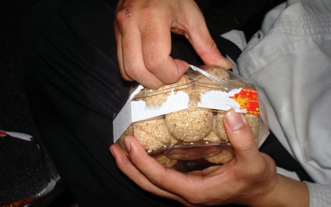 Mở hộp bánh ra ăn mà quạu