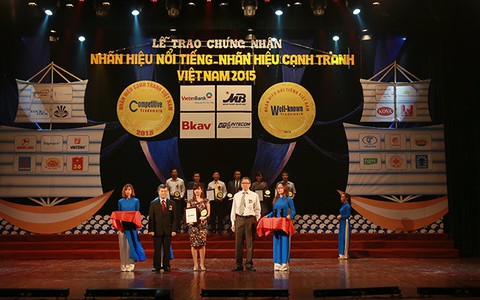 Dạ Hương nhận giải nhãn hiệu nổi tiếng quốc gia năm 2015