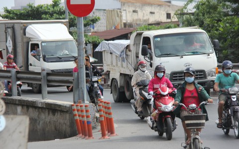 Tai nạn rình rập nhà dân dưới dốc cầu