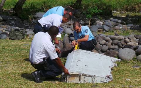 Thân nhân hành khách MH370 đau đớn nghe tin tìm thấy mảnh vỡ