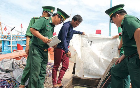 Bị cướp vẫn dũng cảm cứu bạn tàu trên biển