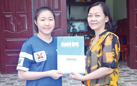 Trao 52,7 triệu đồng ủng hộ cầu thủ Lê Thị Thu