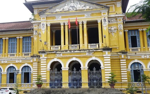 Cô bé có gương mặt buồn trong phiên tòa xử kín