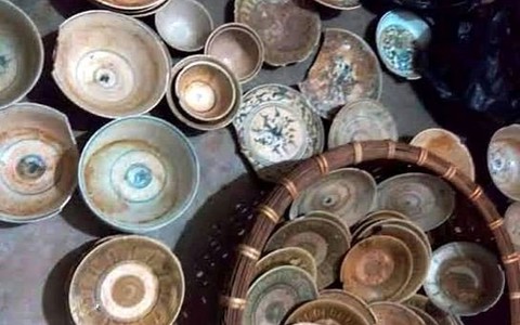 Đào móng nhà phát hiện nhiều cổ vật 200 năm tuổi?