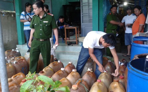 Bắt 2.000 lít xăng dầu không rõ nguồn gần sân bay Cần Thơ
