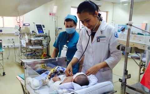 Điểm tin: Mừng bé trai bị đâm xuyên đầu hồi phục tốt