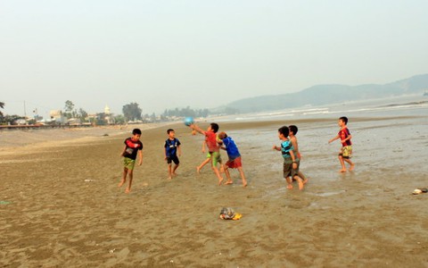 Ngày hè sôi động ở bãi biển Hải Thanh
