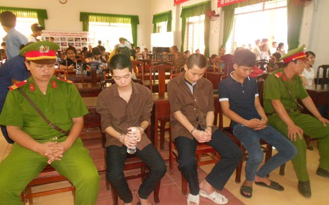 Ném đá xe khách “để giải rượu”, 3 thanh niên đi tù