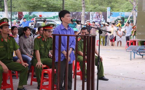 Thiếu tiền mua sữa cho con, đâm chết ông chủ nợ lương
