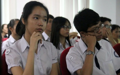Cha mẹ bán báo cho con tin vào tương lai tươi sáng hơn