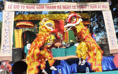Giỗ Tổ làng gốm: người dân vui chơi cùng du khách