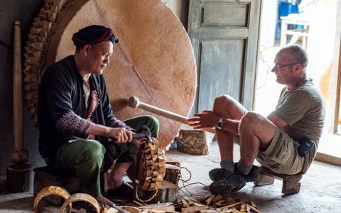 Xem người Dao làm trống