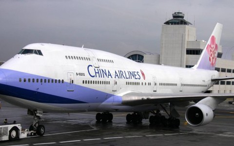 Xe chở băng chuyền hành lý đụng móp máy bay