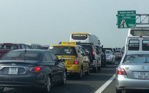 TP.HCM: Phí đăng ký xe dưới 10 chỗ không kinh doanh lên 11 triệu