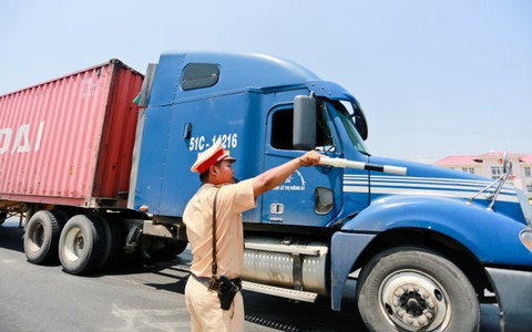 Xử phạt các doanh nghiệp có xe chở hàng quá tải