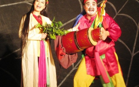Diễn chèo ở sân đình