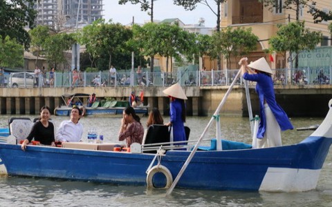 Hào hứng với du lịch trên kênh Nhiêu Lộc