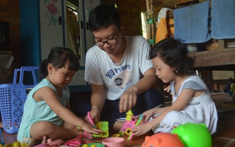 Nam sinh làm... bảo mẫu