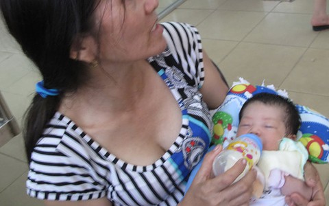 Mẹ bé 13 ngày tuổi bị dìm nước vẫn đang mê man