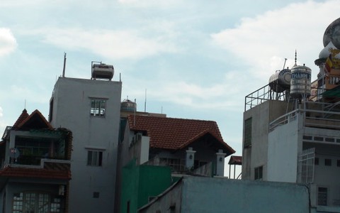 Đâu đâu cũng thấy “bom nước” hàng tấn lơ lửng trên đầu
