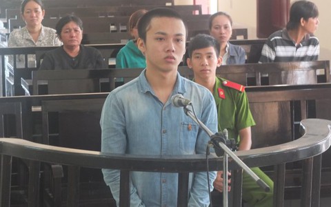 Quăng con xuống ao, người cha tuổi teen lãnh 11 năm tù