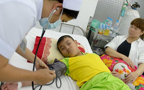 Ói nhiều khi sốt xuất huyết, bệnh dễ nặng