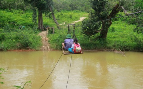 Thêm “làng đu dây” qua suối ở Gia Lai