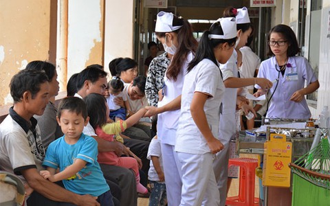 Bệnh nhi Đắk Lắk tăng đột biến, bệnh viện quá tải