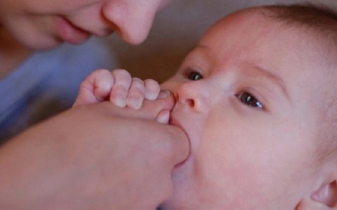 Những điều cần chú ý khi trẻ mọc răng