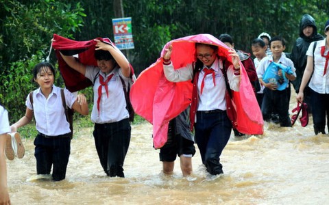 Lũ dâng cao, thuê xe tải đưa gần 1.000 học sinh đến lớp