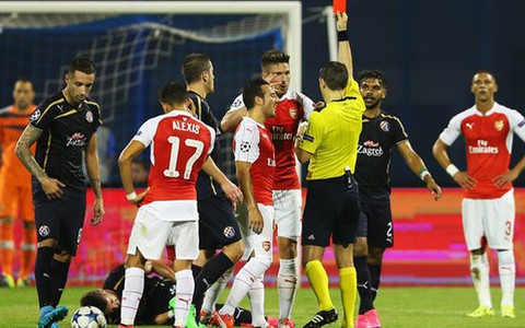 Giroud nhận thẻ đỏ, Arsenal trắng tay ngày ra quân