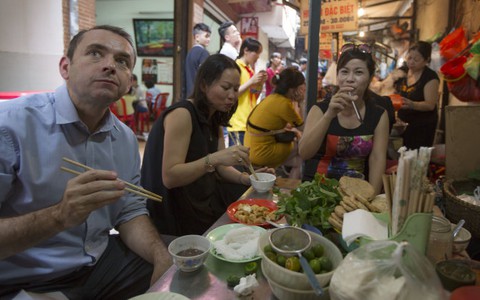 ​Đại sứ Pháp ăn bún đậu mắm tôm ở ngõ chợ bình dân