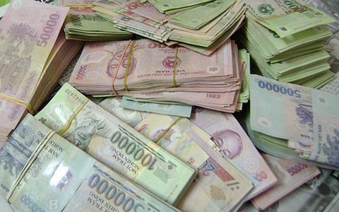 Bỏ lại 100 triệu đồng và chai rượu tại cơ quan điều tra