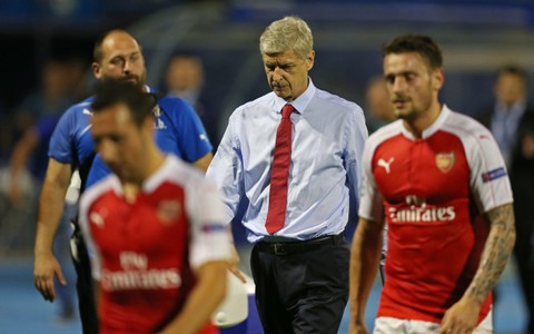 HLV Wenger mất uy tín