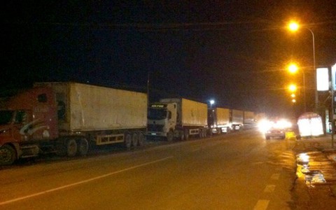 Hàng trăm xe container án binh bên cầu Trung Hà né cân tải trọng