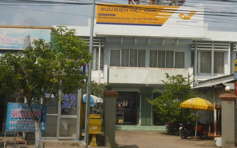 Bảo vệ bưu điện bị cổng sắt ngã đè chết