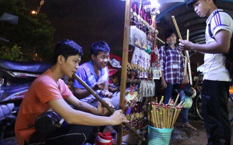 Sinh viên ăn mì gói dành tiền tập kinh doanh