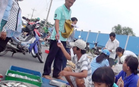 Phát hiện thêm nhóm mới thu tiền người bán hàng rong
