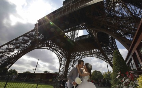 Tháp Eiffel bị đóng cửa vì báo động khủng bố