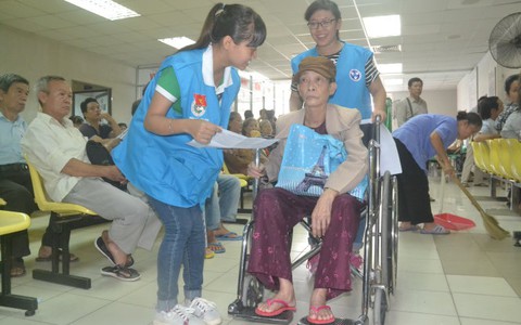 Thanh niên tình nguyện hỗ trợ
bệnh nhân